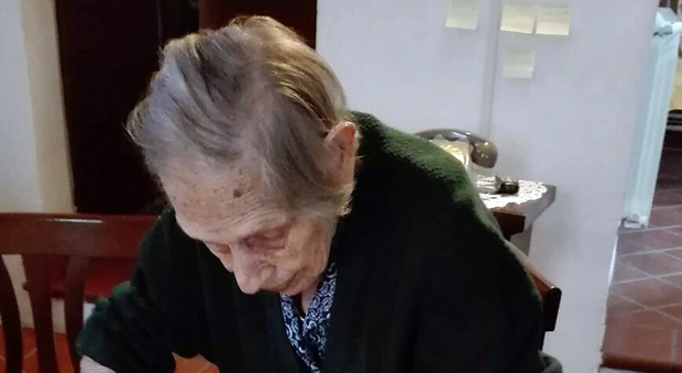 Nonna Gina, 100 anni, mentre fa la pasta
