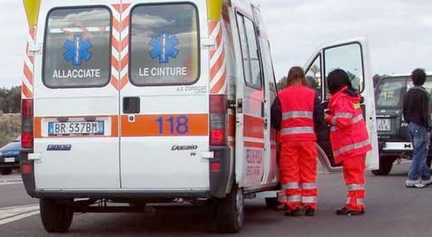 Scontro sulla provinciale, 55enne muore schiacciato tra due camion
