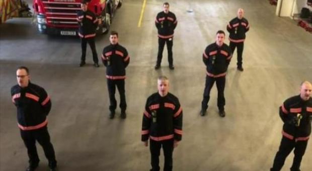 Coronavirus, i vigili del fuoco inglesi cantano "Bella Ciao" in italiano: il motivo è commovente Video
