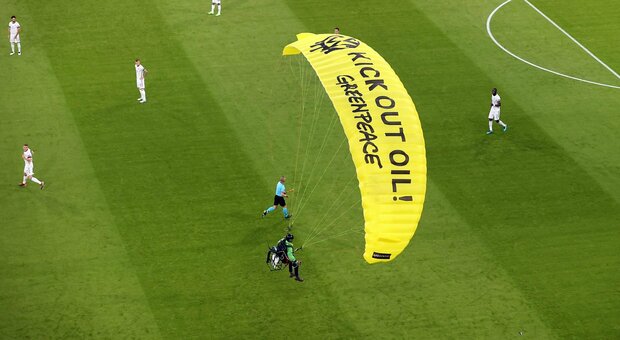 Francia-Germania, l'invasione di campo arriva dall'alto: attivista di Greenpeace atterra nello stadio con un paracadute