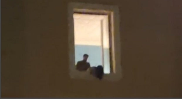 Sesso alla finestra in piazza a Lecce: il video della coppia diventa virale