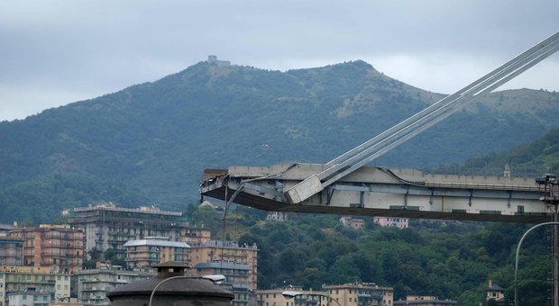 Crollo ponte Genova, persone intrappolate sotto le macerie chiedono aiuto