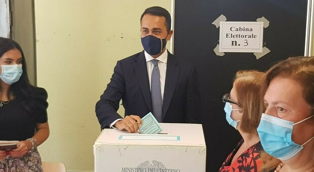 Elezioni 2020, Di Maio alle urne nella sua Pomigliano: «Buon voto a tutti»