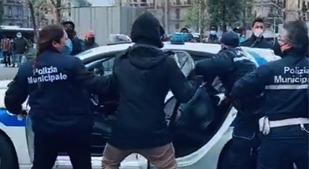 «Sei donna, ti taglierò la testa», le vigilesse di Napoli chiedono tutele