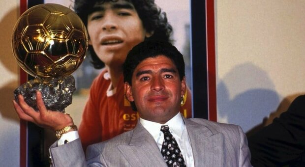 Diego Armando Maradona con il Pallone d'oro alla carriera assegnato nel 1995