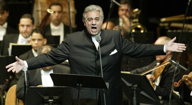 Placido Domingo, la star della lirica accusato di molestie sessuali: ingaggi in cambio di rapporti