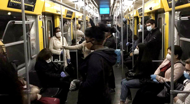 Coronavirus a Napoli: obbligo di mascherina su bus, metrò e funicolari. «Ma consigliamo anche i guanti»