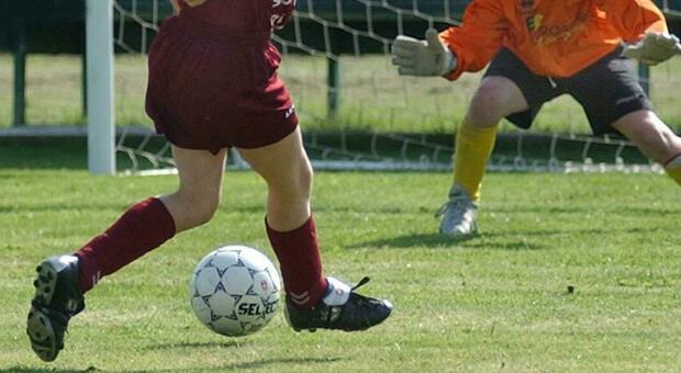 Bimbo si frattura una gamba giocando a calcio la famiglia fa causa al Grest: «Nessun adulto a vigilare»