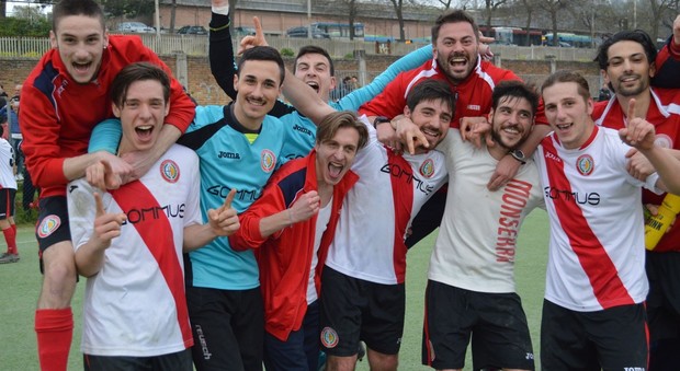 I giocatori del Monserra sabato scorso dopo aver vinto il campionato nel girone C di Seconda Categoria