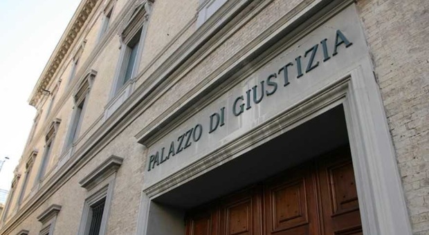 Ancona, minacce con la stregoneria per sfruttare la prostituta: condannato