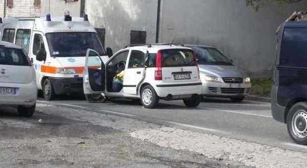Urbino, malore mentre è al volante Sbatte contro un'ambulanza e muore