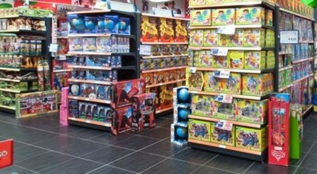 Fidene, terrore in un negozio di giocattoli banditi in azione tra bimbi impauriti