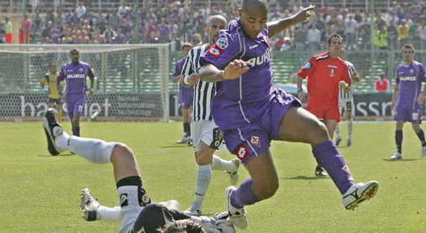 L'attaccante brasiliano Reginaldo in azione con la Fiorentina