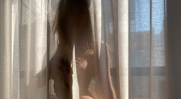 Quarantena mozzafiato per Emily Ratajkowski: lo scatto hot per i follower: nuda dietro la tenda
