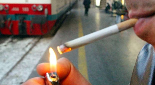 «In metrò non si può fumare»: in due lo picchiano e lo riducono in fin di vita