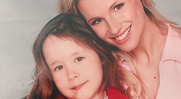 Aurora pubblica la foto da bambina con Michelle Hunziker. I fan notano un particolare: «Come fa tua madre?»
