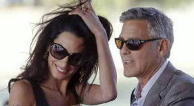 Clooney e Amal in municipio: oggi il sì ufficiale