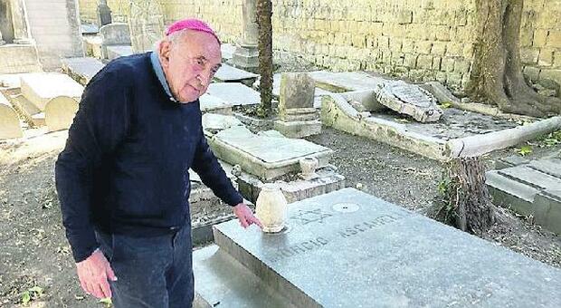 Corrado Ferlaino sulla tomba di Giorgio Ascarelli