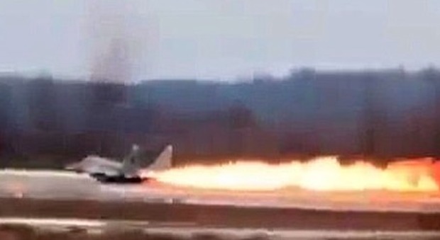 Bielorussia, il caccia prende fuoco durante il decollo: lo spettacolare salvataggio del pilota
