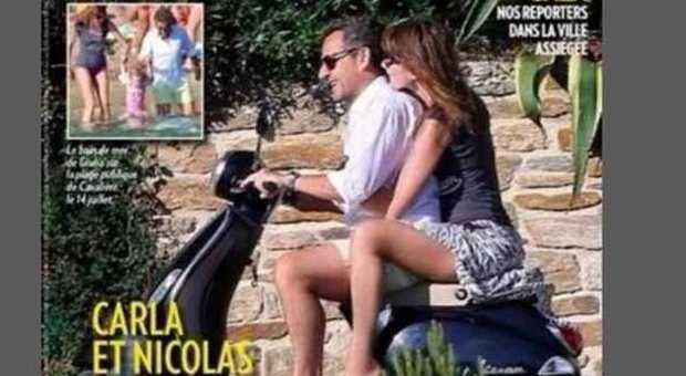 Sarkozy 'spensierato', nonostante i guai. In Vespa con Carla Bruni senza casco