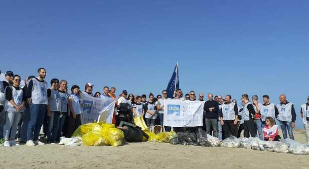 Fendi, i dipendenti puliscono la spiaggia a Casabianca di Fermo: sacchetti e guanti per gli operai