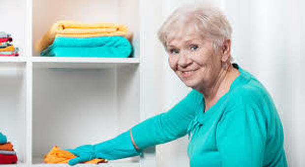 Negli anziani anche i lavori di casa proteggono il cervello: ecco come