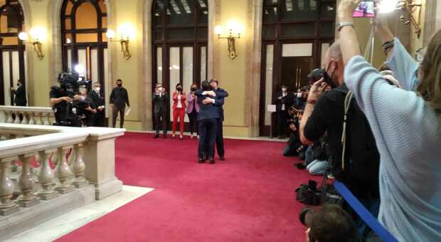 Catalogna, Pere Aragones è il nuovo presidente del Parlamento: abbraccio con Junqueras