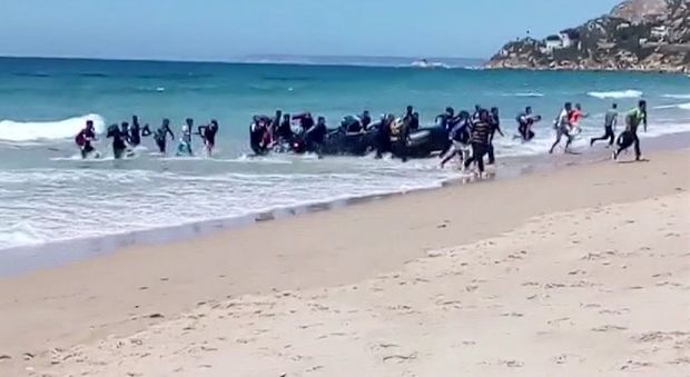 Migranti, lo sbarco dalla nave fantasma: scendono tra i bagnanti in spiaggia