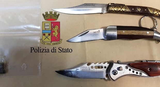 A via Luca Giordano con un coltello di 17 centimetri: fermato minorenne