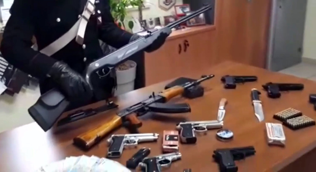 A casa pistole, fucili e kalashnikov: arrestati marito e moglie nel Napoletano