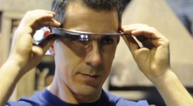 Gli speciali occhiali di Google indossati dal maestro vetraio