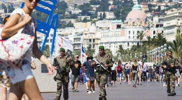 Nizza, il capo della videosorveglianza: «Pressioni dal governo per indicare presenza polizia»