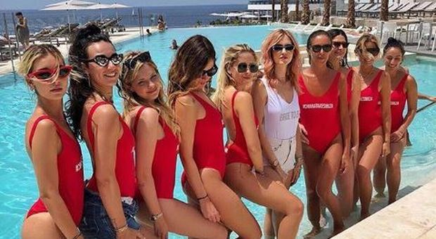 Chiara Ferragni, addio al nubilato a Ibiza tra hashtag e foto in piscina