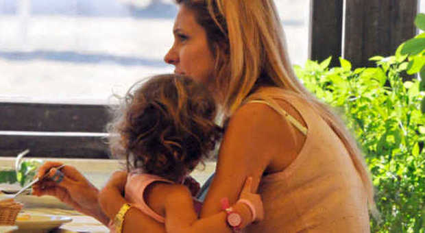 Adriana Volpe mamma a tempo pieno: coccole al mare per la piccola Gisele