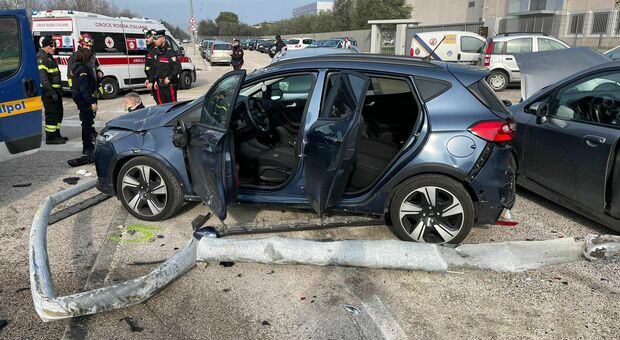 Ancona, incidente choc: furgone portavalori perde il controllo e schianta contro 6 auto dopo aver abbattuto un palo. Due feriti