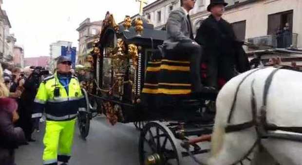 San Donà di Piave, migliaia di persone ai funerali di Moira Orfei: feretro arriva in carrozza e cavalli