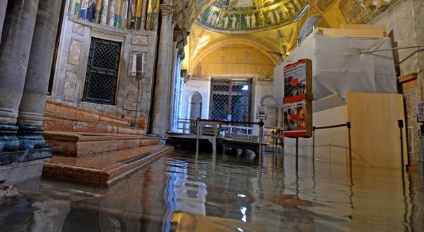 Il procuratore di San Marco: «Ecco tutti danni alla Basilica, inascoltati i nostri allarmi di un anno fa» Video Foto