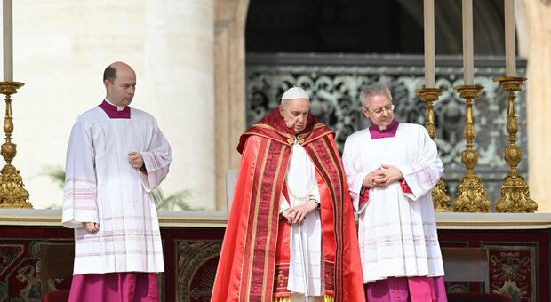 Papa Francesco presiede la messa della Domenica delle Palme, l'Angelus in piazza San Pietro