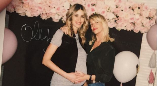 Elena Santarelli presto mamma: il baby shower con l'amica Alessia Marcuzzi