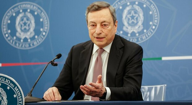 Draghi: «Condivido in pieno il reddito di cittadinanza. Agli italiani dico vaccinatevi e rispettate le regole»