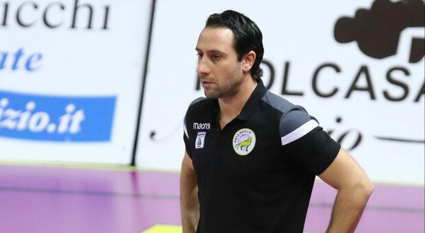 Volley femminile, Bergamo esonera il coach pesarese Matteo Solforati: paga il difficile inizio di stagione