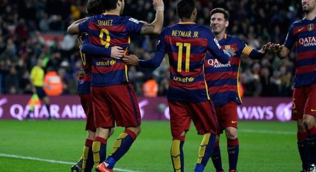 Suarez, Neymar e Messi festeggiano la vittoria conquistata contro il Betis Siviglia
