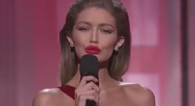 Gigi Hadid imita Melania Trump: il "siparietto" fa il giro del web