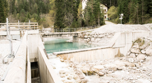 Una centralina idroelettrica sconvolge il corso di un torrente di montagna