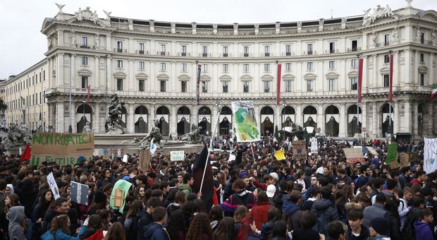 Fridays for Future, gli studenti tornano in piazza per il quarto sciopero globale per il clima