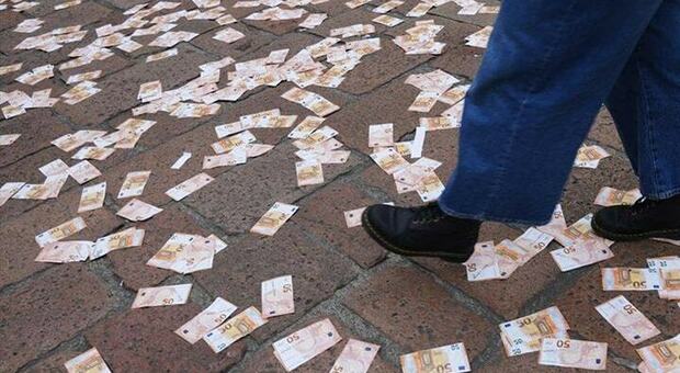 «Bancomat impazzito regala banconote da 300 e 400 euro, folla in centro. Il direttore della banca: "Fate un colletta per aiutarmi"». Pesce d'aprile?