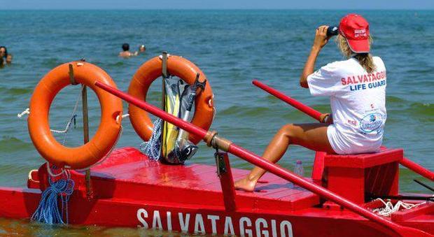 Pesaro, malore fatale in acqua Turista muore a pochi metri da riva