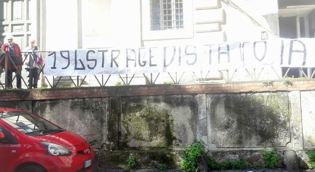 Roma, blitz di Forza Nuova alla Casa delle donne: spunta uno striscione contro l'aborto