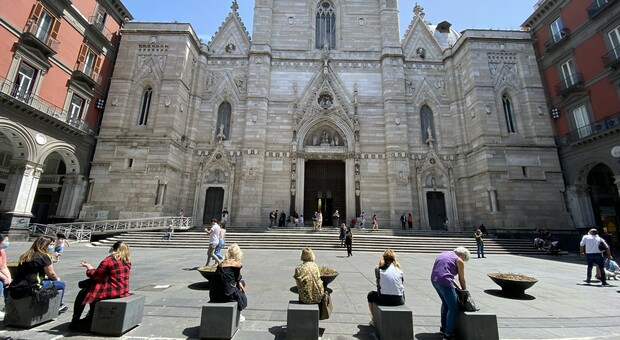 Turisti davanti al Duomo di Napoli