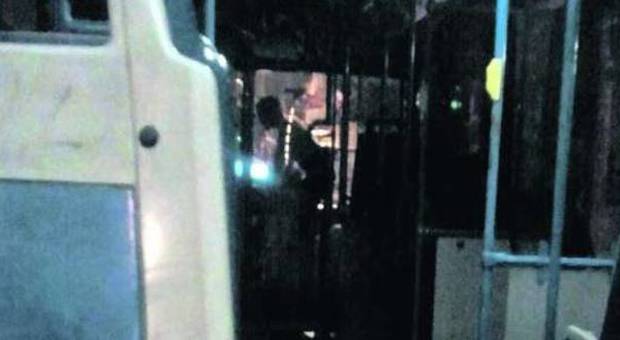 L’autista e l’amica, scene osé sul bus Scandalo e paura sulla linea notturna